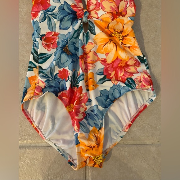 NWOT Floral Knot One Piece Swimsuit - Size Medium - Picture 4 of 12